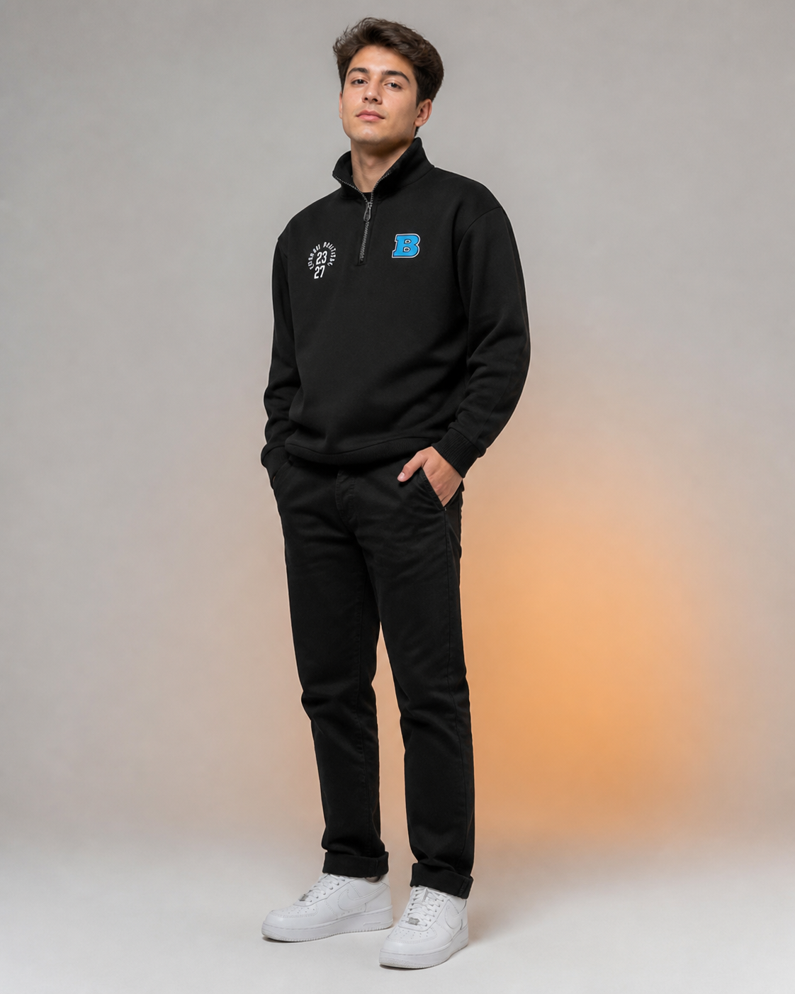 Modelo usando Sudadera Quarter Zip de la colección BUAP