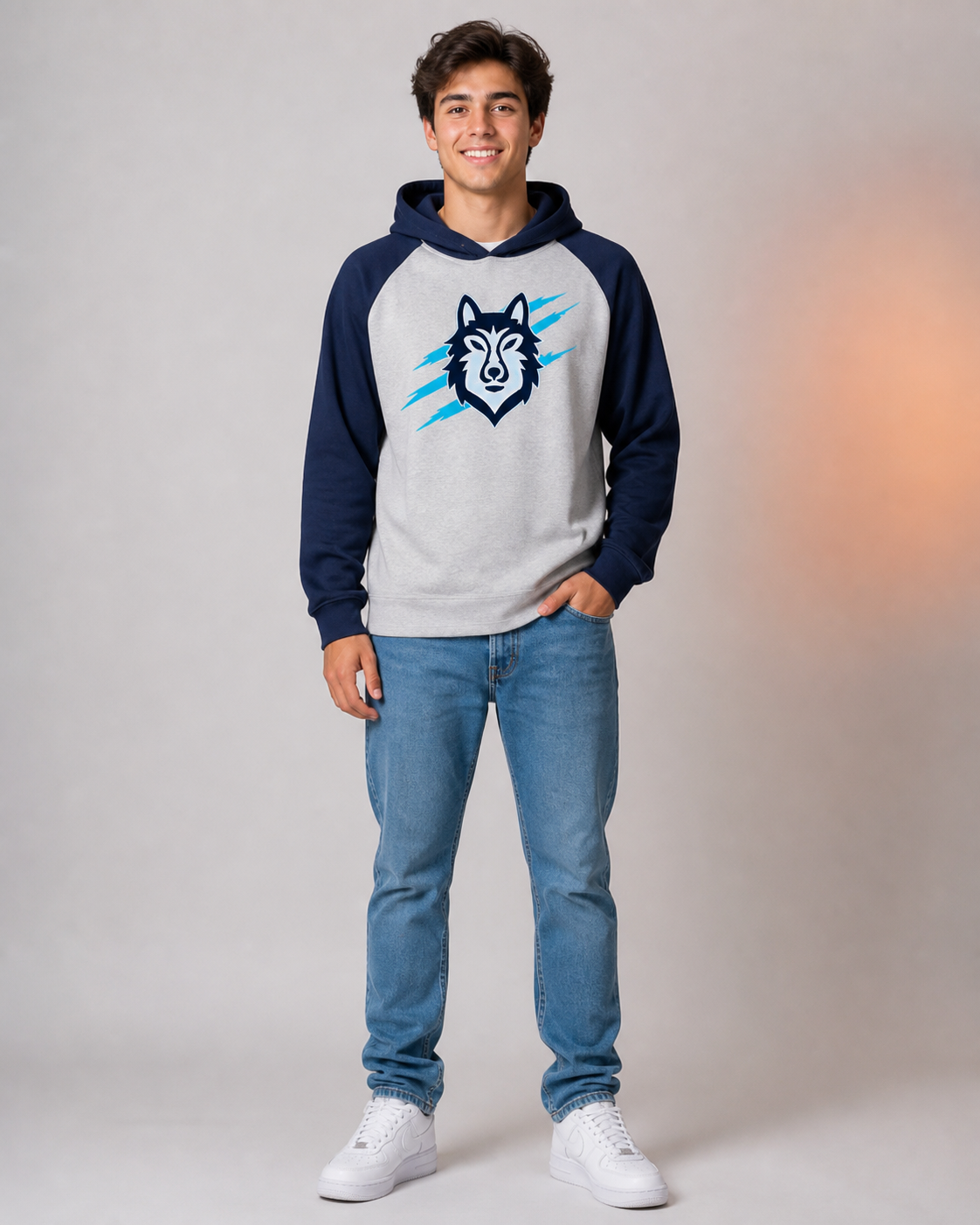 Modelo usando Hoodie Raglan Lobo de la colección BUAP