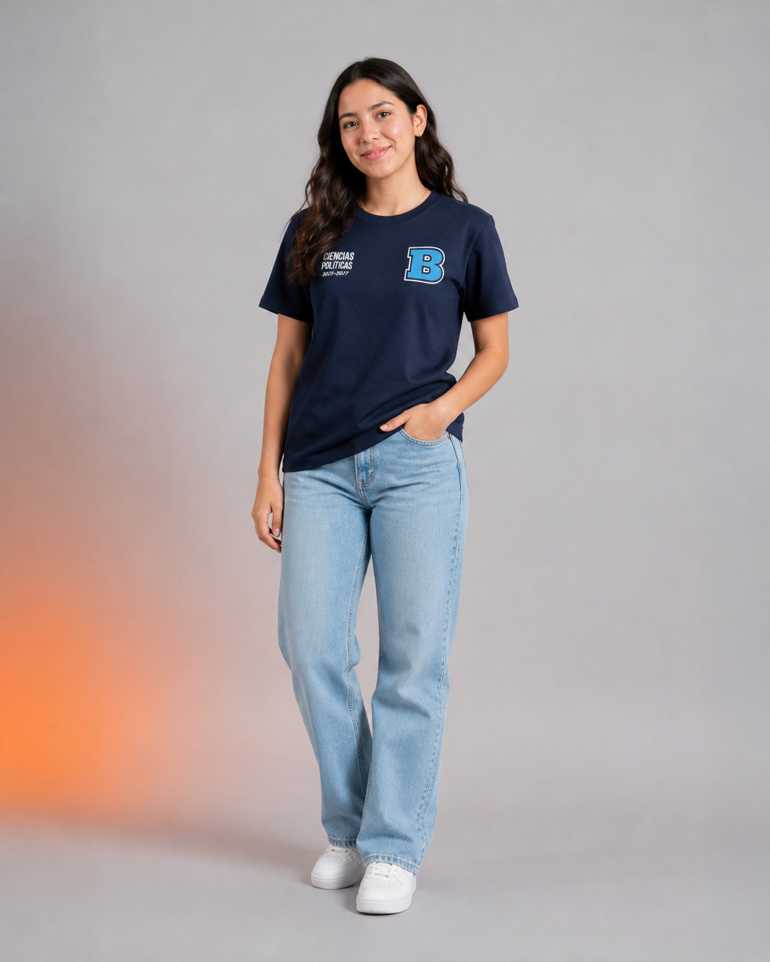 Modelo usando Playera B de la colección BUAP