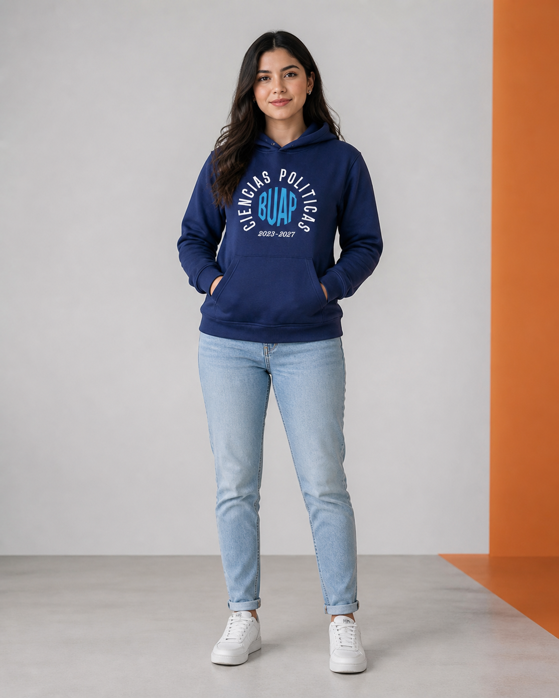 Modelo usando Hoodie Ciencias Políticas de la colección BUAP