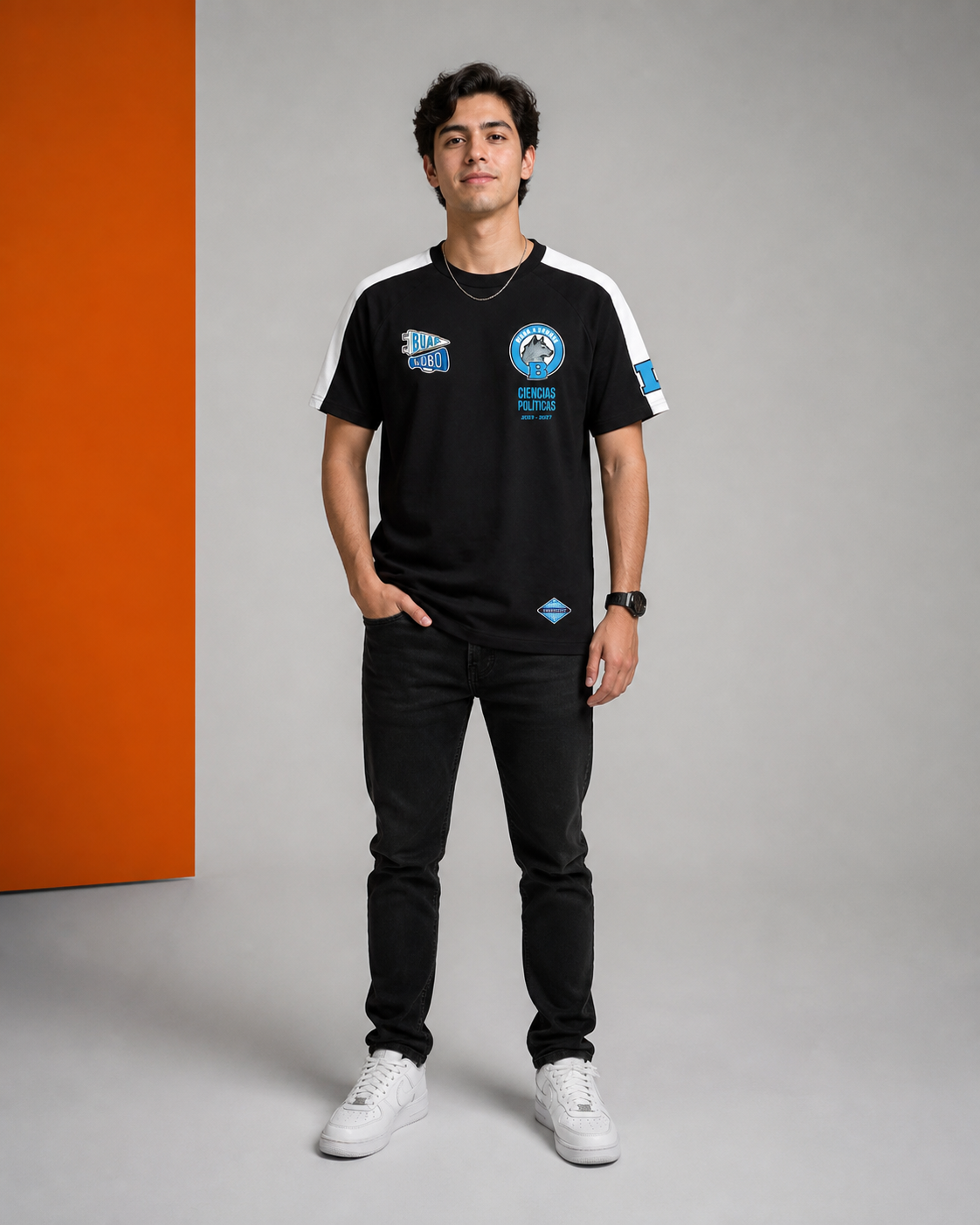 Modelo usando Playera Racing de la colección BUAP