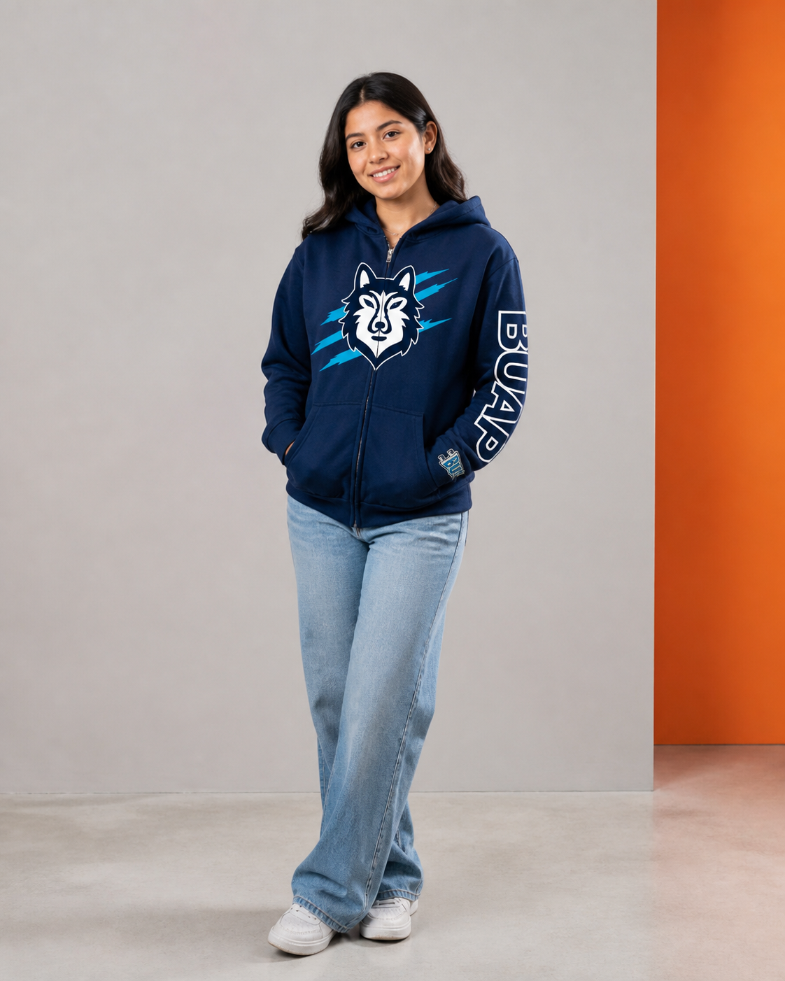 Modelo usando Hoodie con Cierre Lobo de la colección BUAP