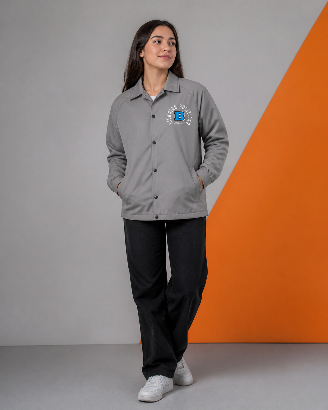 Modelo usando Chamarra Coach de la colección BUAP
