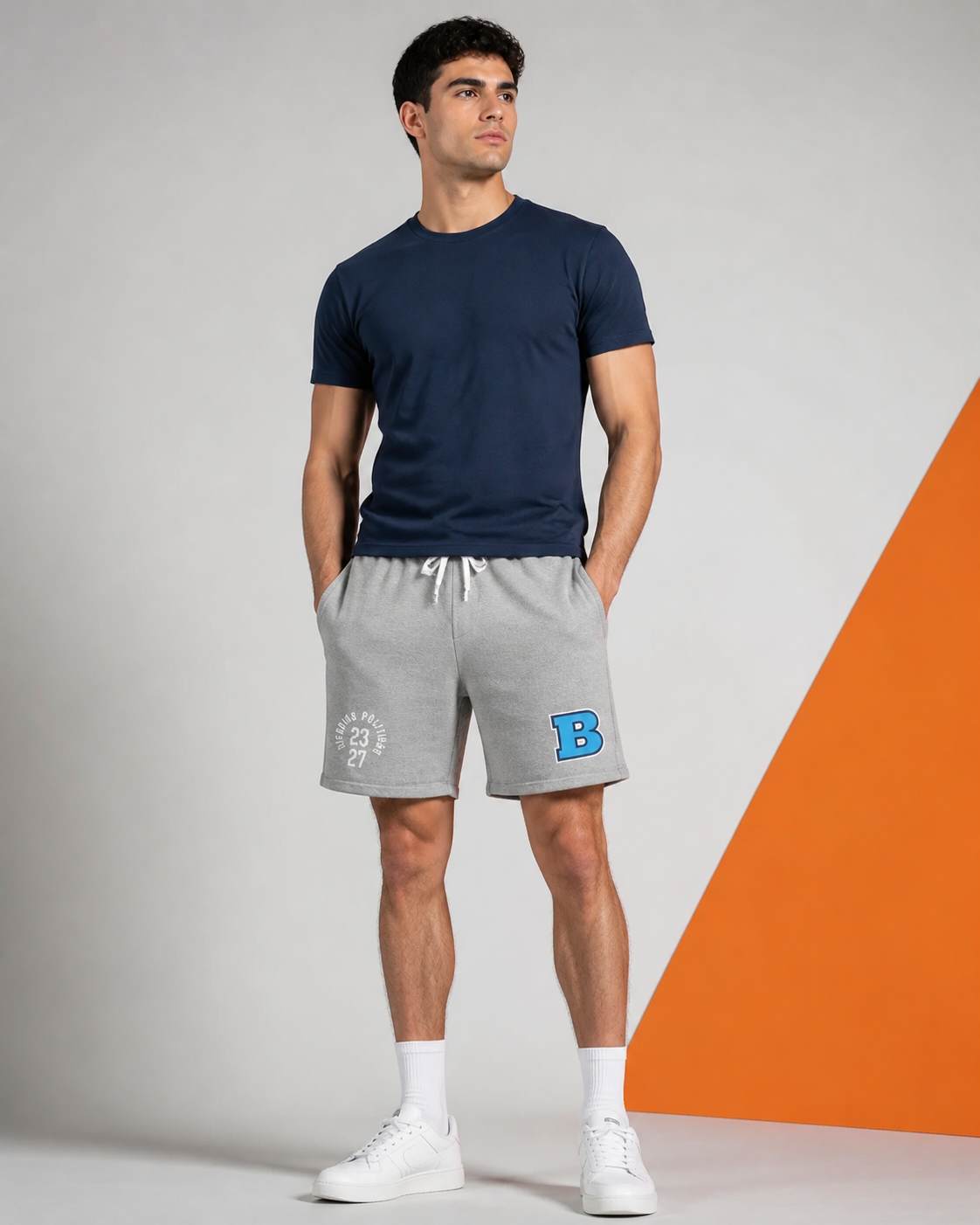 Modelo usando Short Deportivo Gris de la colección BUAP