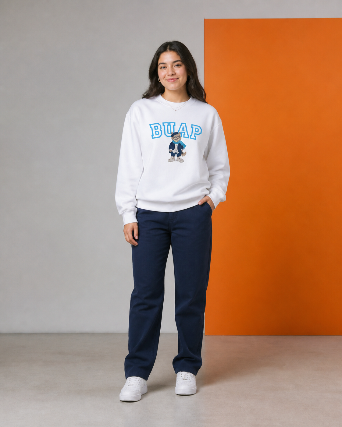 Modelo usando Sudadera Mascota de la colección BUAP