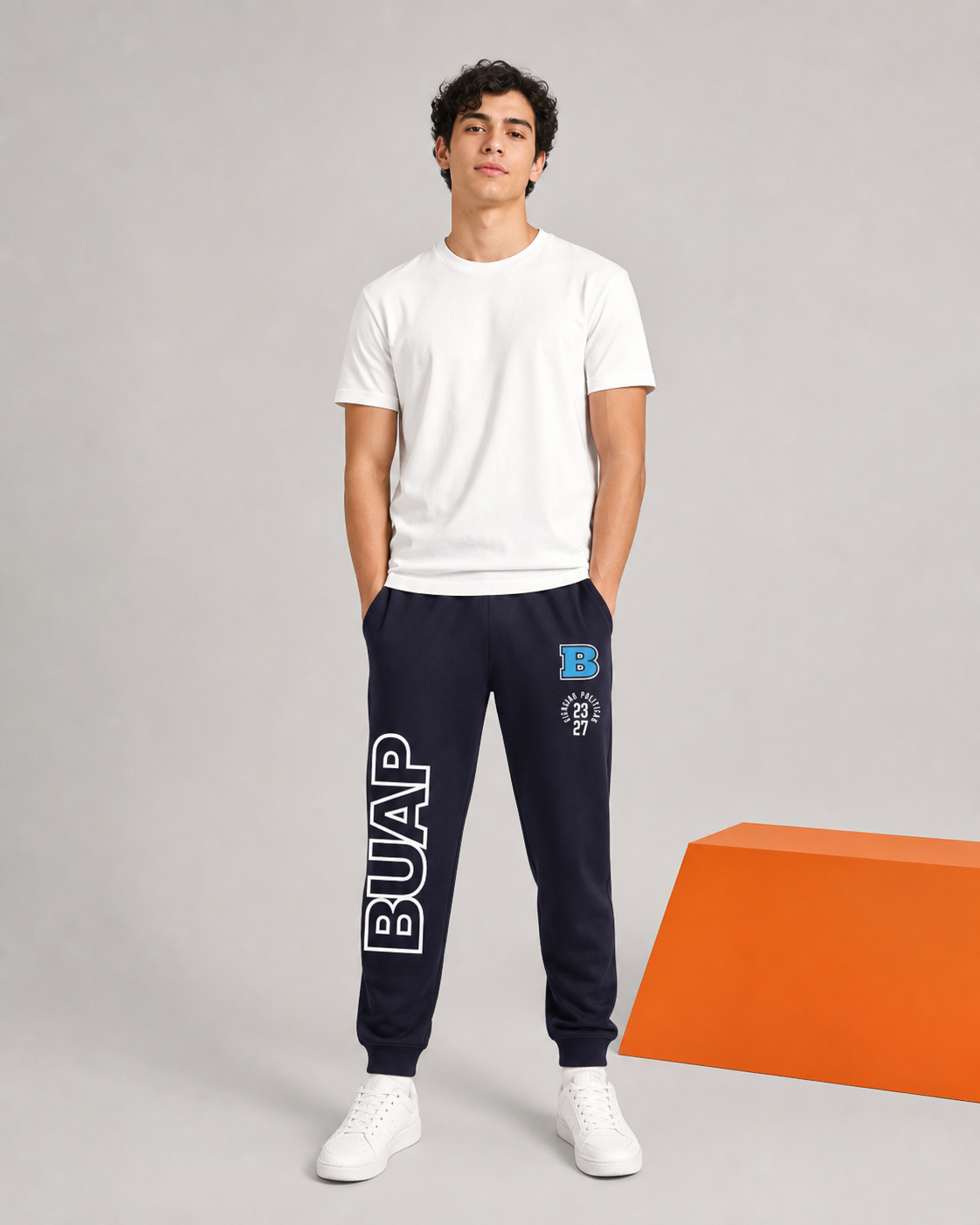 Modelo usando Pants BUAP Navy de la colección BUAP