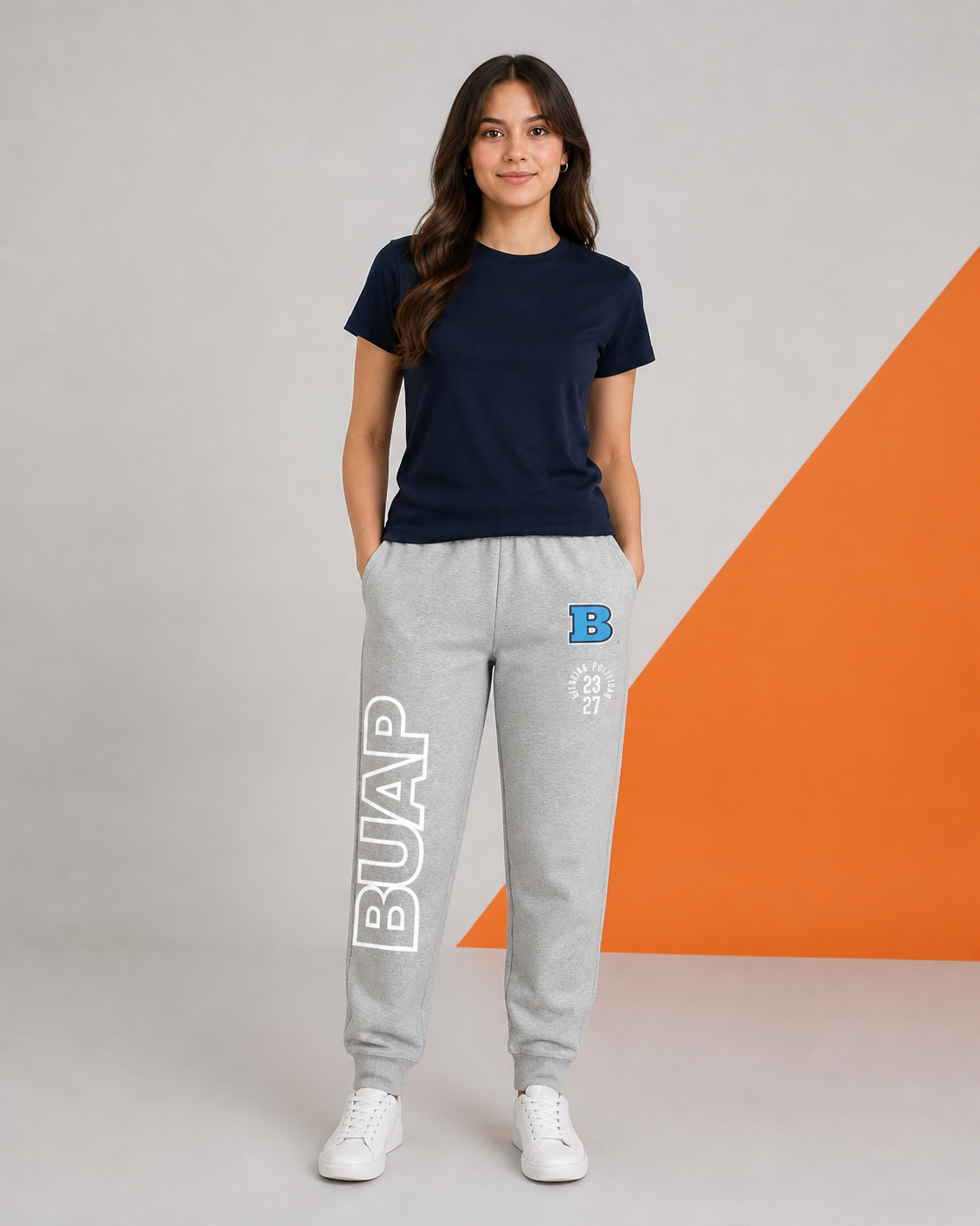 Modelo usando Pants BUAP Gris de la colección BUAP