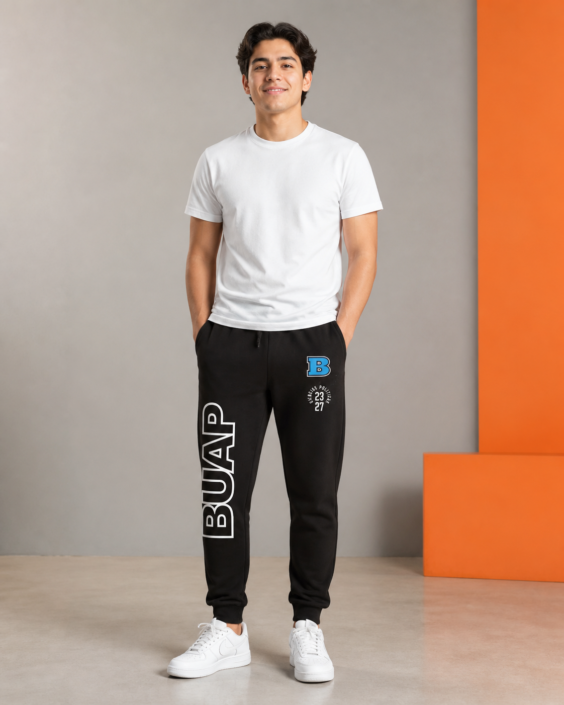 Modelo usando Pants BUAP Negro de la colección BUAP
