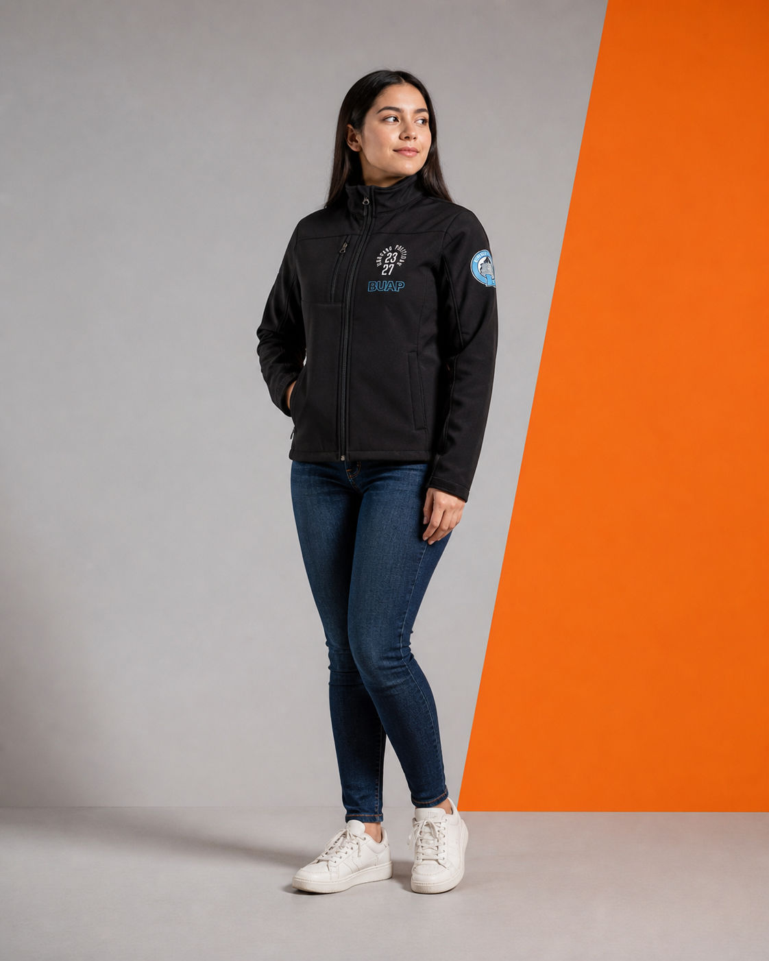 Modelo usando Chamarra Técnica Mujer de la colección BUAP