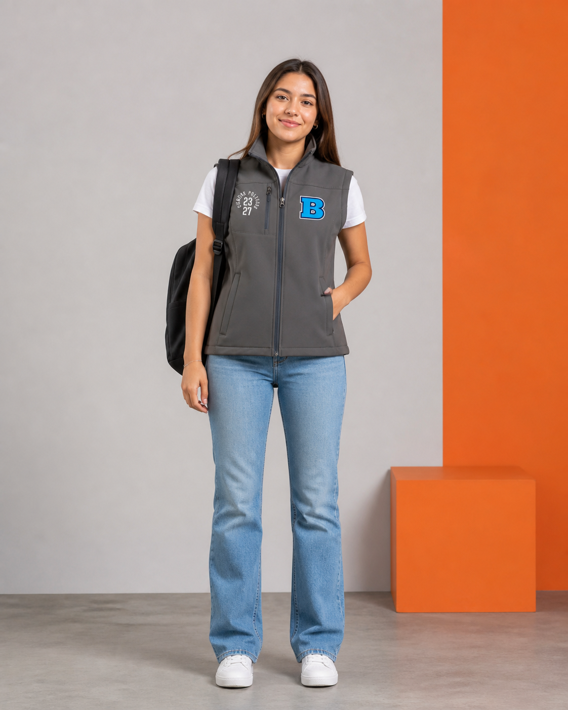 Modelo usando Chaleco Técnico Gris de la colección BUAP