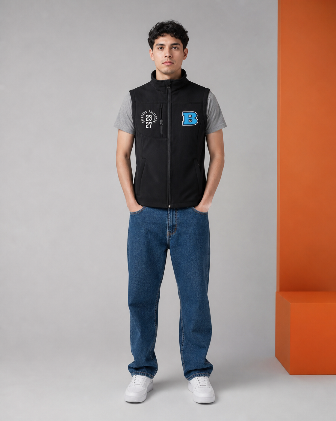 Modelo usando Chaleco Técnico Negro de la colección BUAP