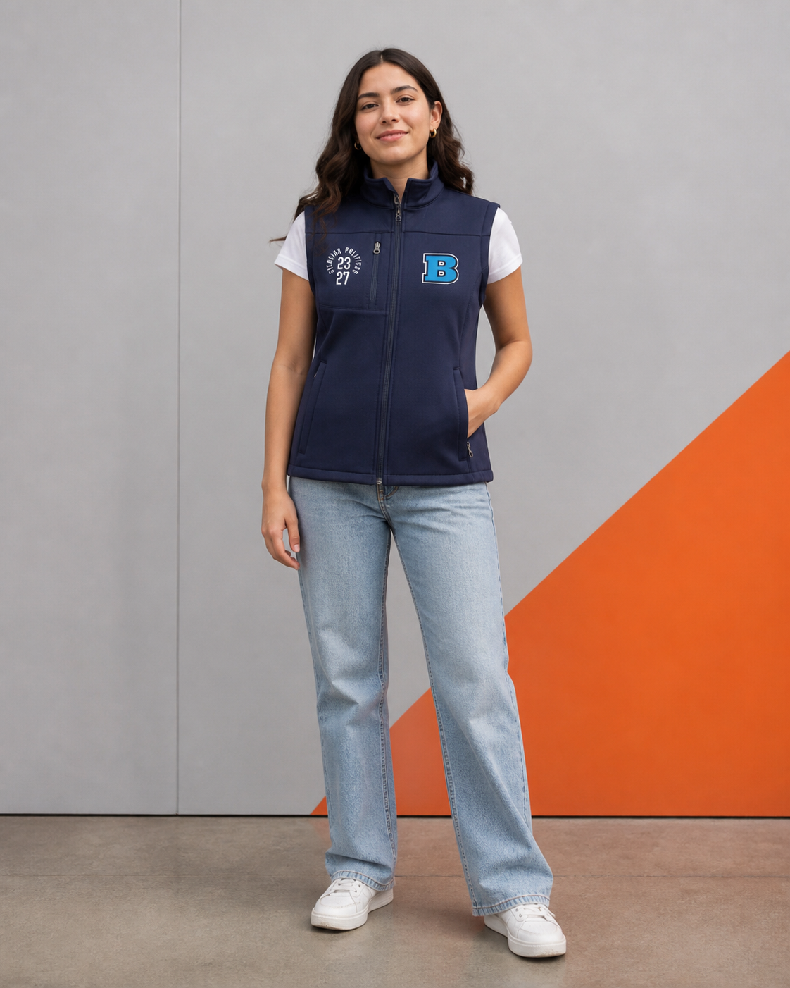 Modelo usando Chaleco Técnico Navy de la colección BUAP