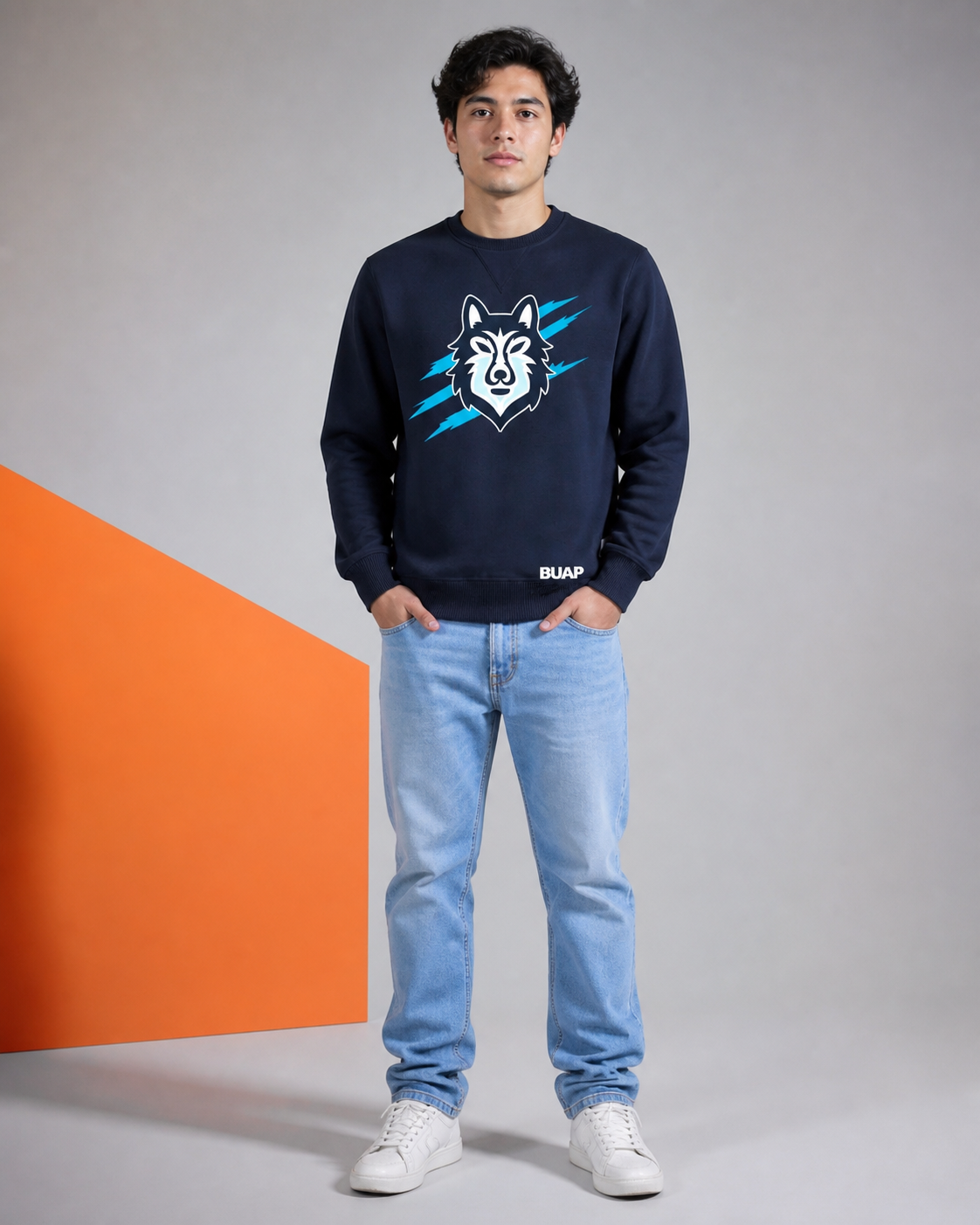 Modelo usando Sudadera Lobo de la colección BUAP