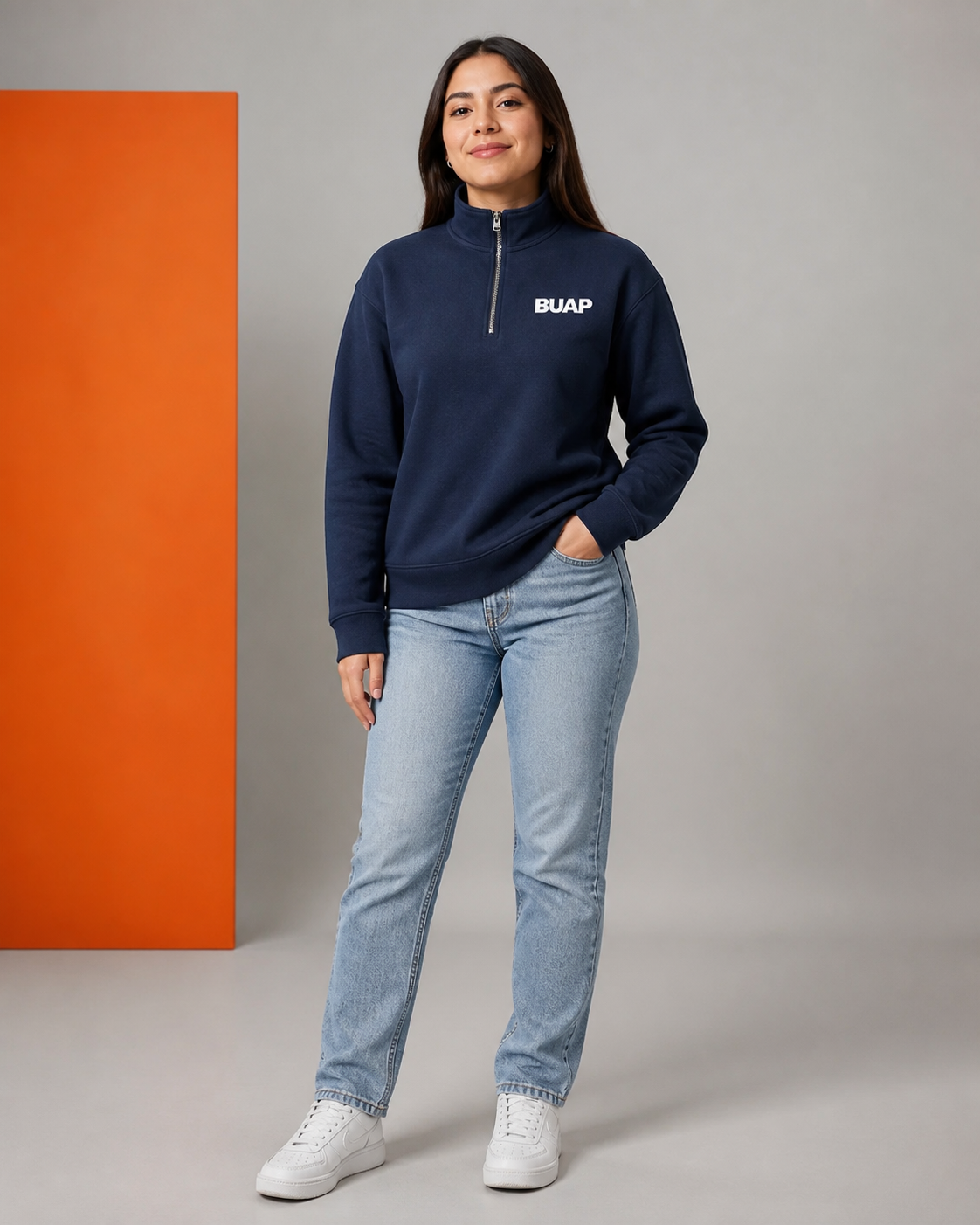 Modelo usando Sudadera Medio Cierre de la colección BUAP