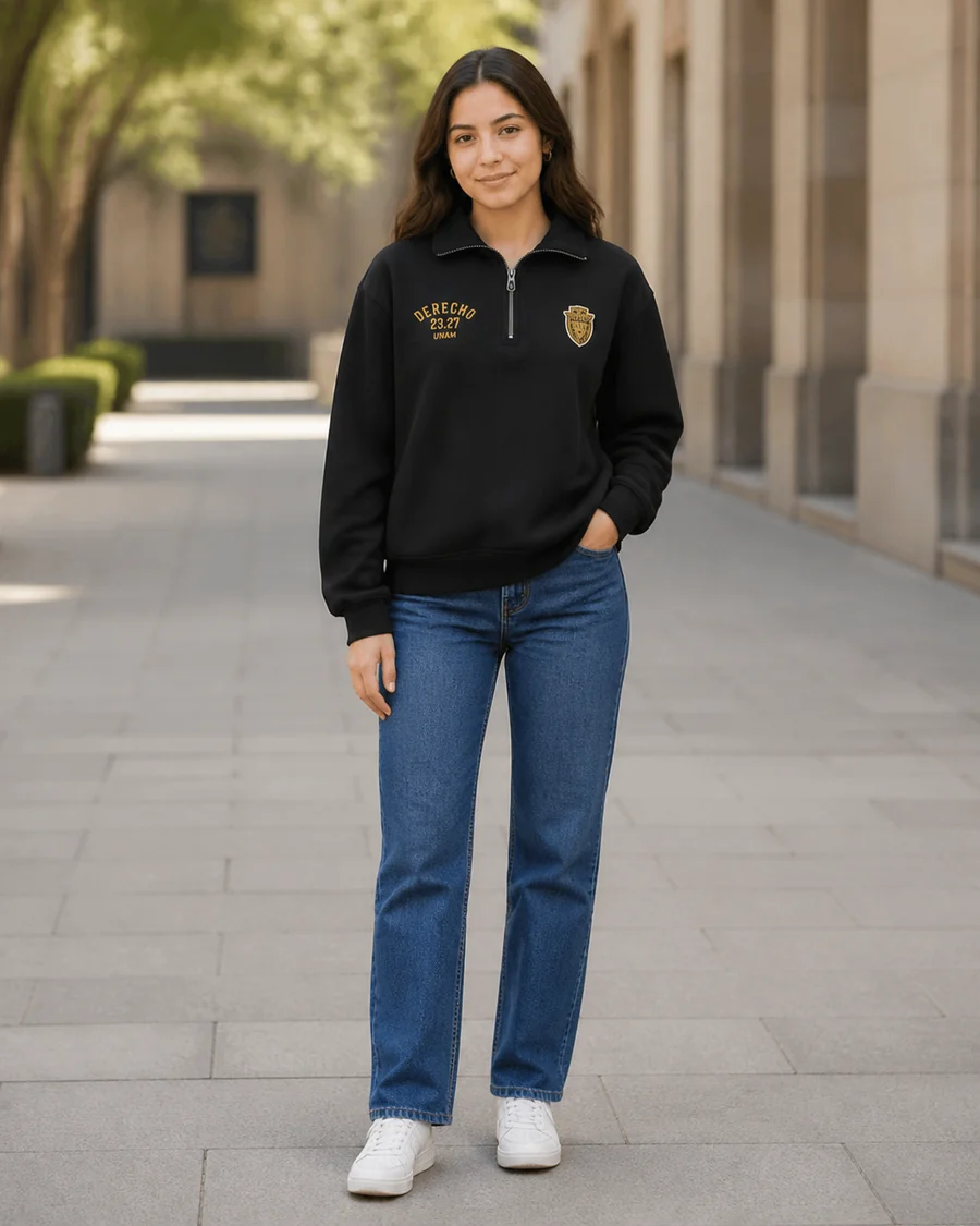Estudiante usando Sudadera Quarter Zip de la colección UNAM